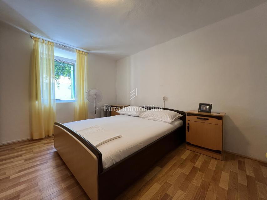 Makarska – Casa in pietra, seconda fila dal mare