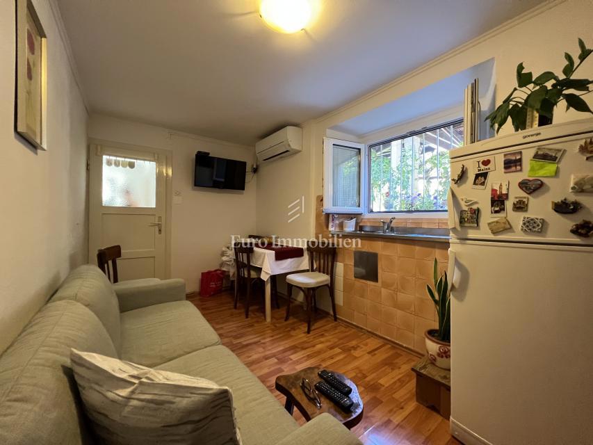 Makarska – Casa in pietra, seconda fila dal mare