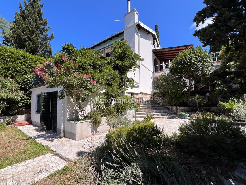 Splendida Casa Familiare dallo Stile Autentico