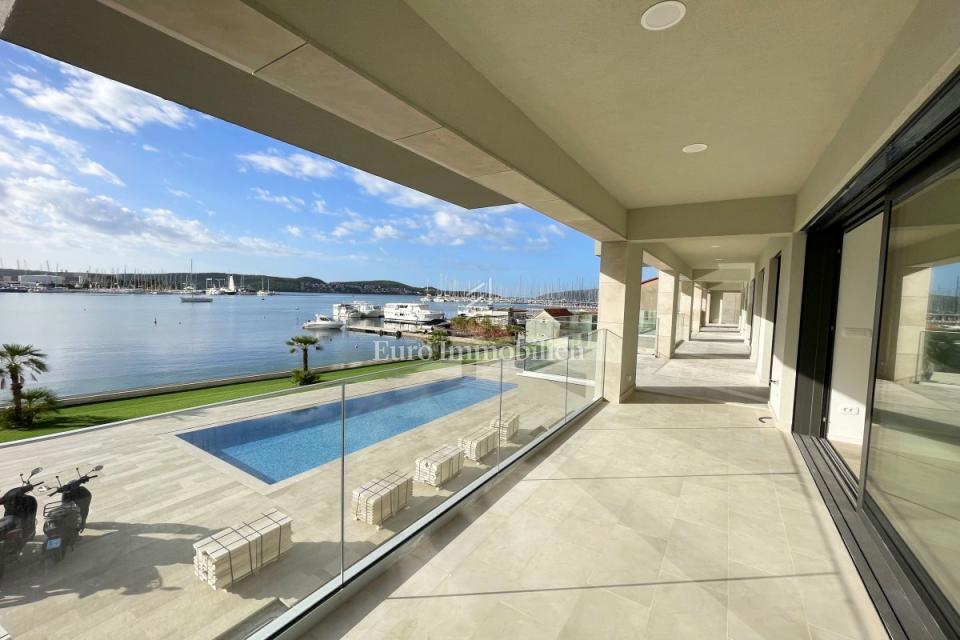 Appartamento moderno in prima fila sul mare – vicino a Traù