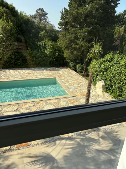 Casa con 3 appartamenti e piscina vicino al mare