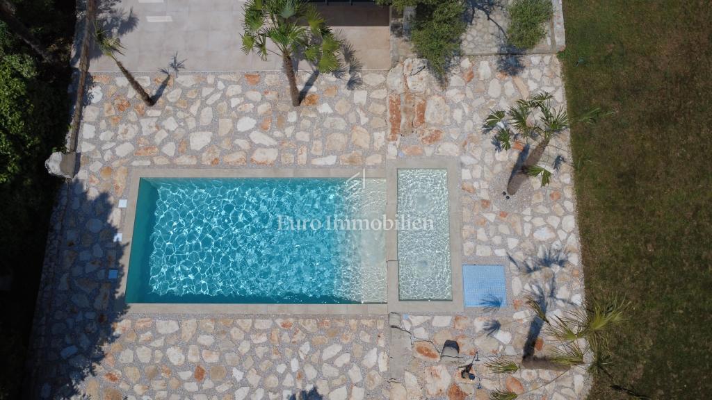 Casa con 3 appartamenti e piscina vicino al mare