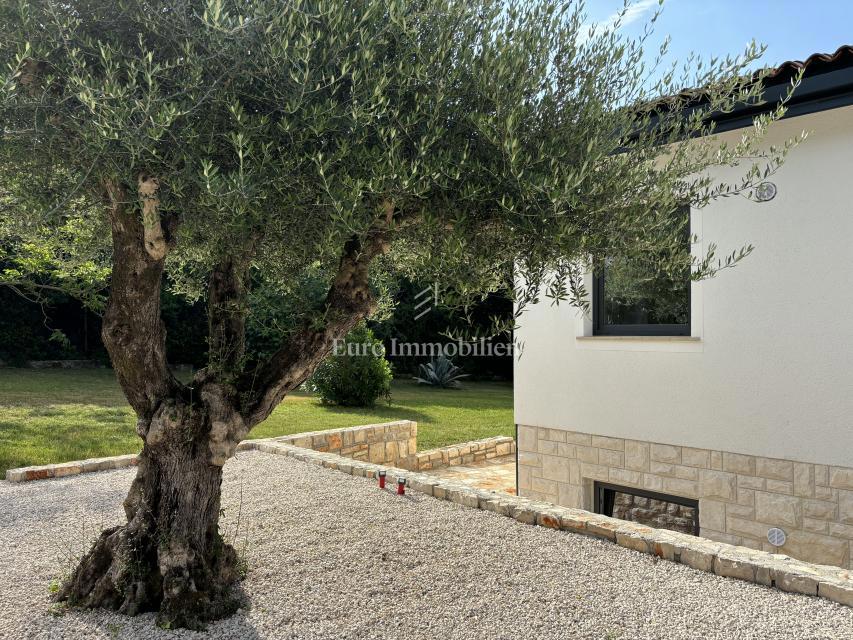 Casa con 3 appartamenti e piscina vicino al mare