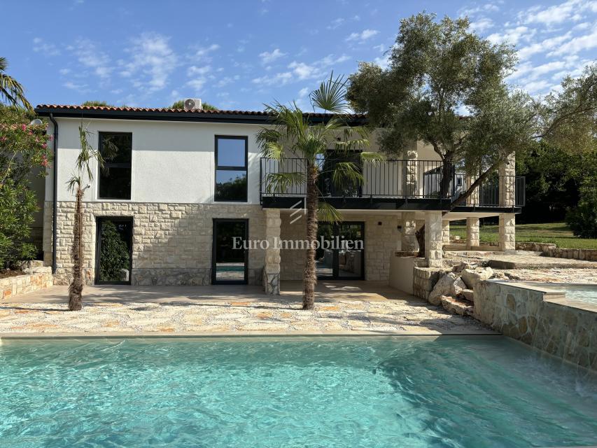 Casa con 3 appartamenti e piscina vicino al mare