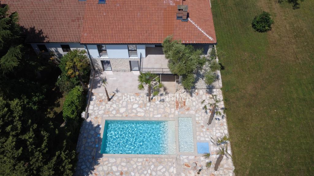Casa con 3 appartamenti e piscina vicino al mare