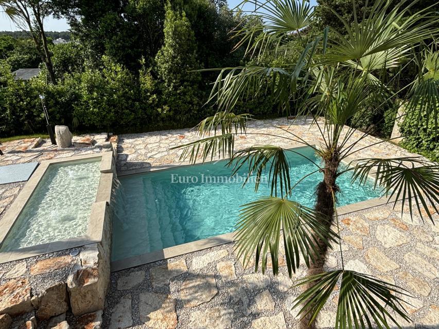 Casa con 3 appartamenti e piscina vicino al mare