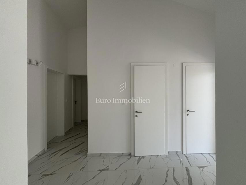 Casa con 3 appartamenti e piscina vicino al mare