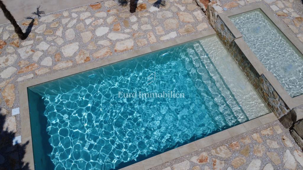 Casa con 3 appartamenti e piscina vicino al mare