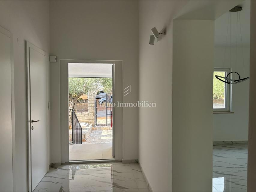 Casa con 3 appartamenti e piscina vicino al mare