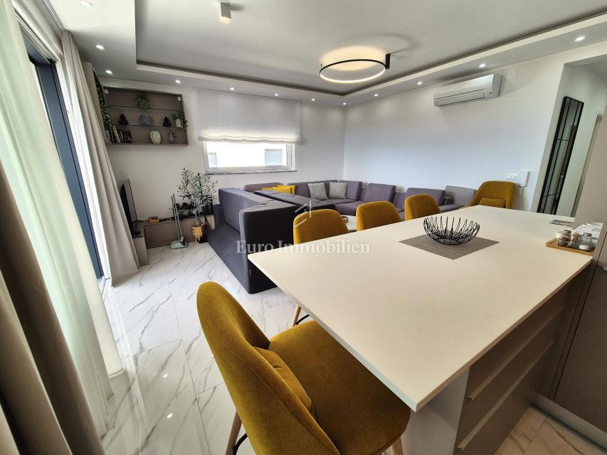 Appartamento arredato con vista mare aperta