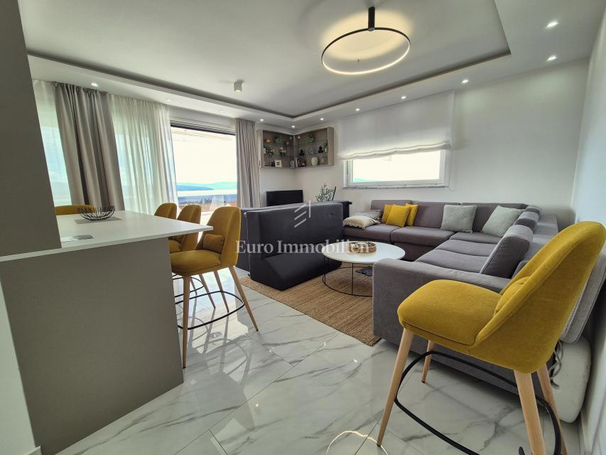 Appartamento arredato con vista mare aperta