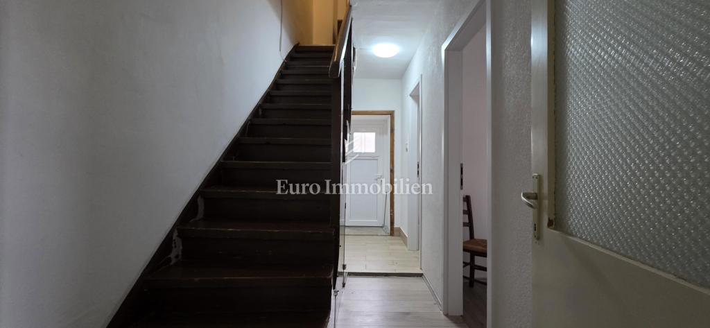 Casa con potenziale di investimento | Entroterra di Crikvenica