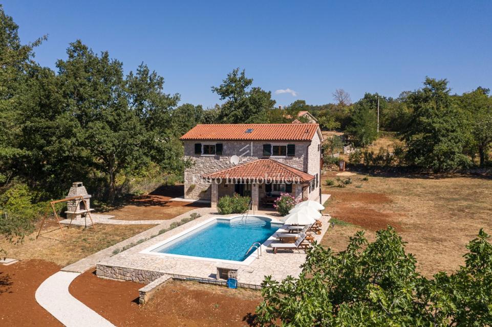 Villa in pietra con piscina, immersa nella natura e nei vigneti