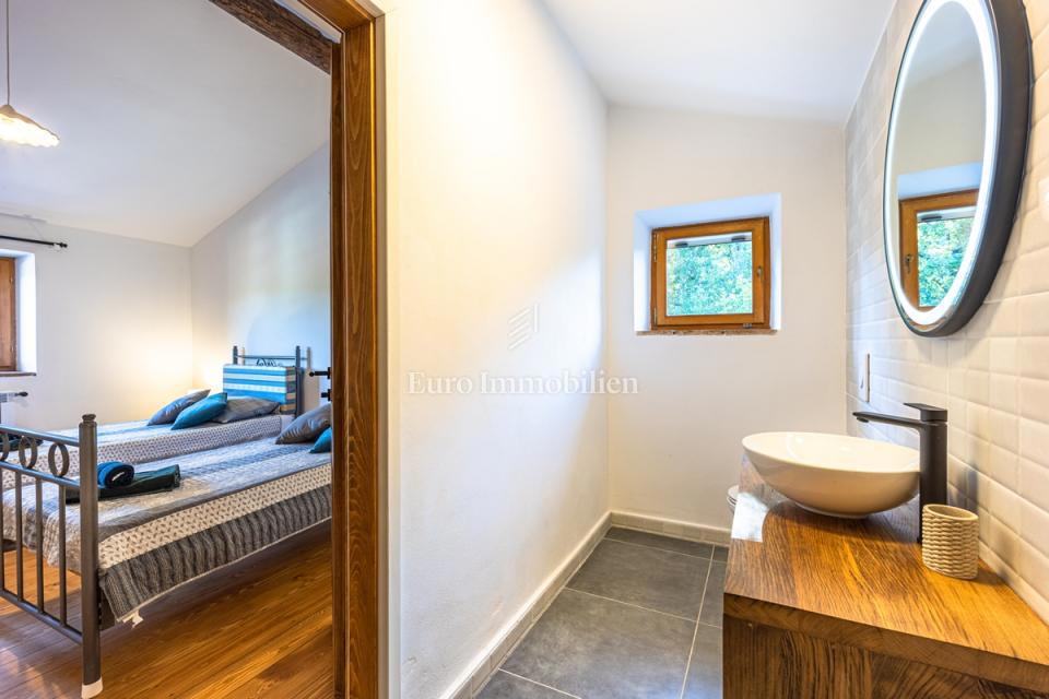 Villa in pietra con piscina, immersa nella natura e nei vigneti