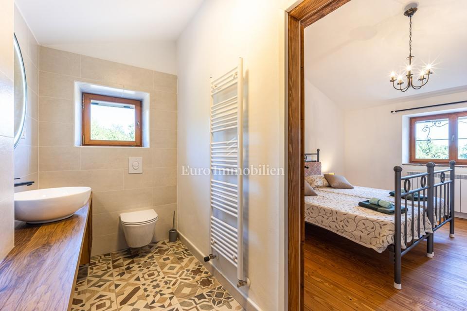 Villa in pietra con piscina, immersa nella natura e nei vigneti