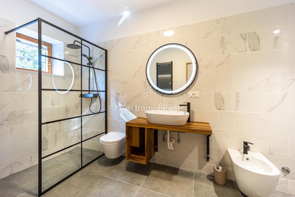 Villa in pietra con piscina, immersa nella natura e nei vigneti