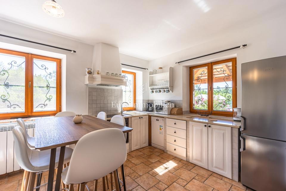 Villa in pietra con piscina, immersa nella natura e nei vigneti