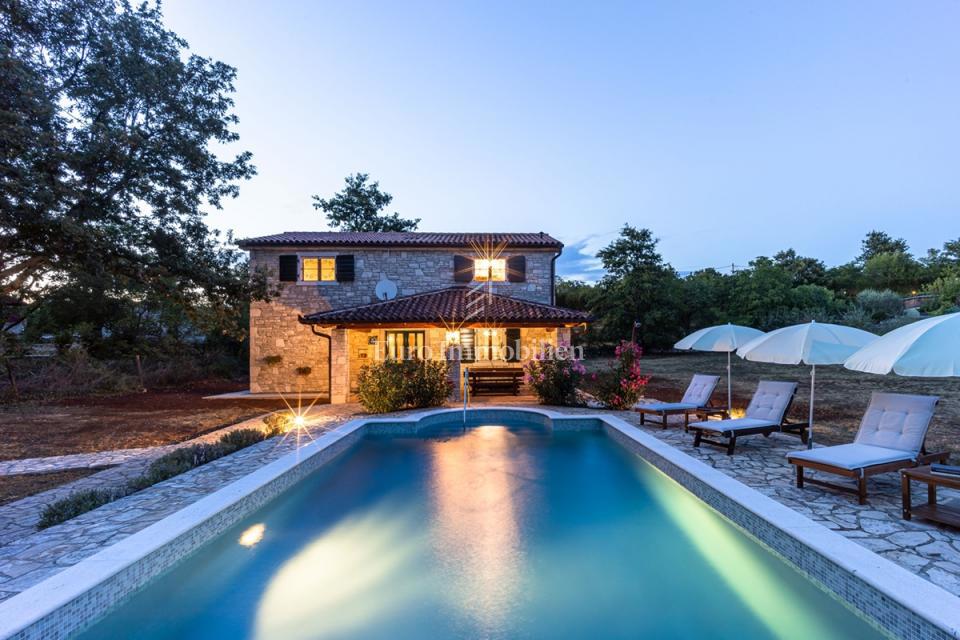 Villa in pietra con piscina, immersa nella natura e nei vigneti