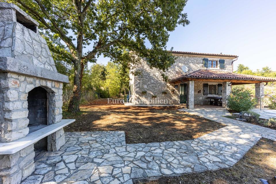 Villa in pietra con piscina, immersa nella natura e nei vigneti