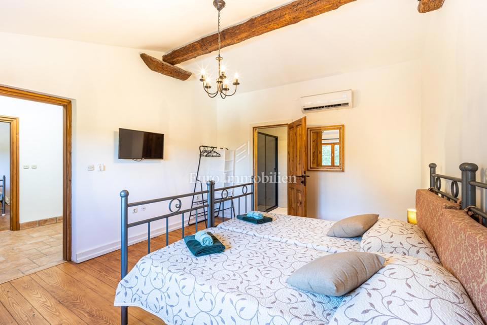 Villa in pietra con piscina, immersa nella natura e nei vigneti