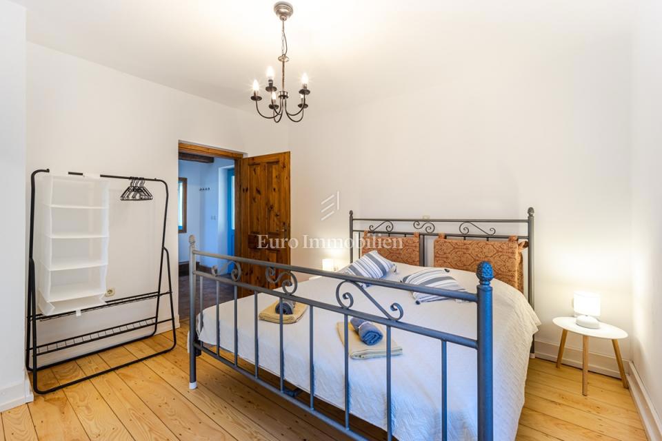 Villa in pietra con piscina, immersa nella natura e nei vigneti