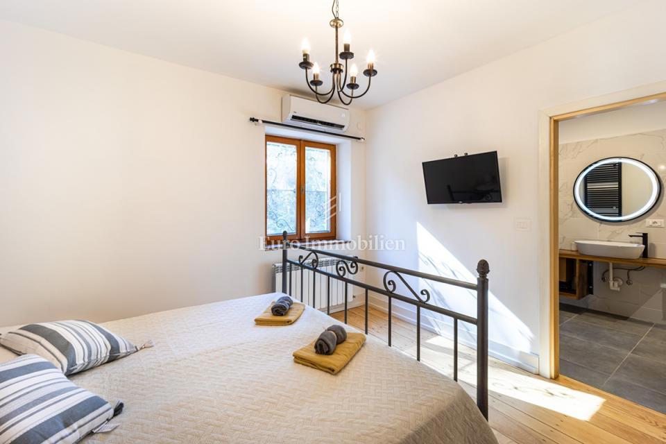 Villa in pietra con piscina, immersa nella natura e nei vigneti