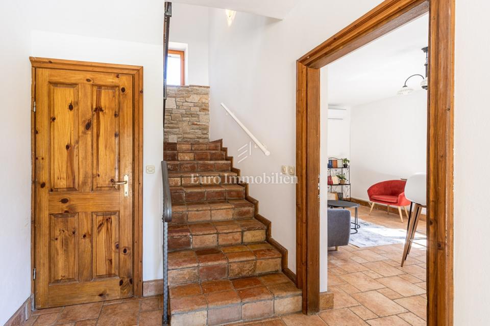 Villa in pietra con piscina, immersa nella natura e nei vigneti