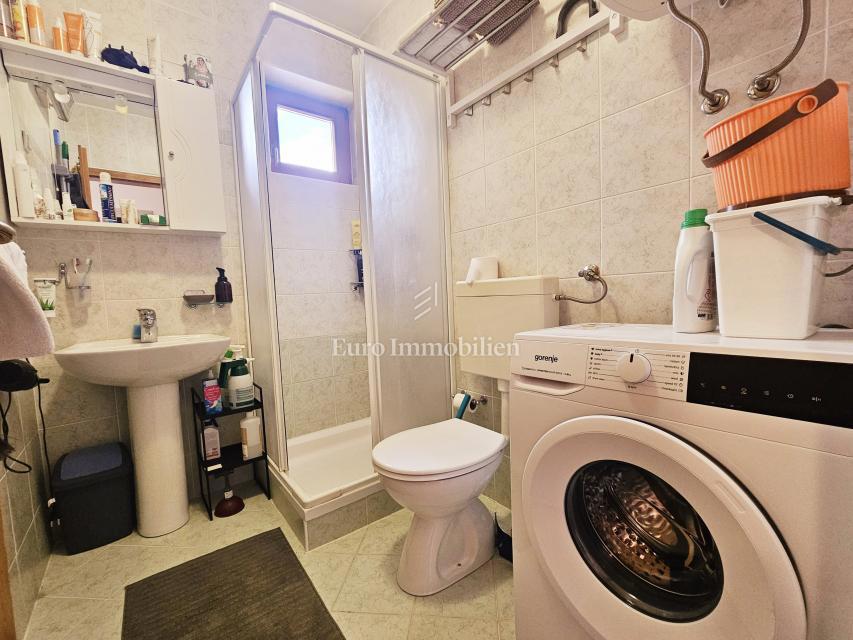 Malinska – appartamento con vista mare, posizione tranquilla