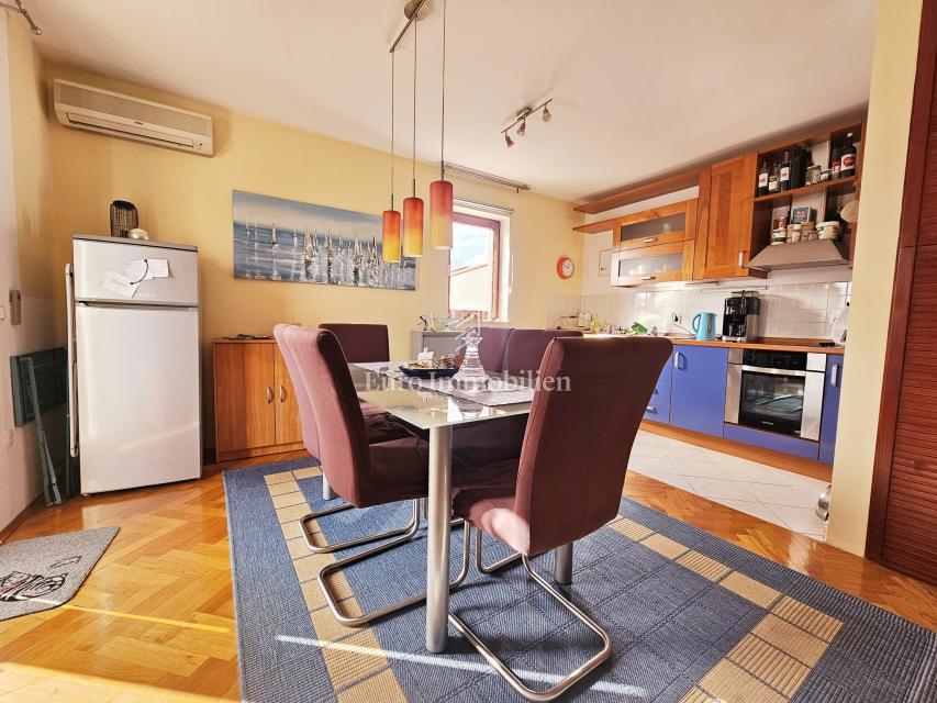 Malinska – appartamento con vista mare, posizione tranquilla