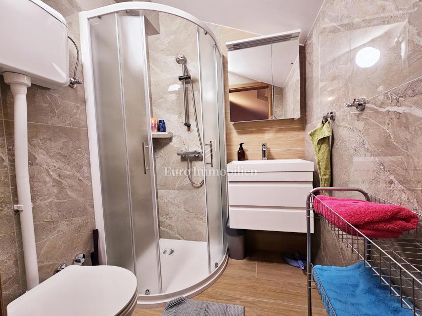 Malinska – appartamento con vista mare, posizione tranquilla