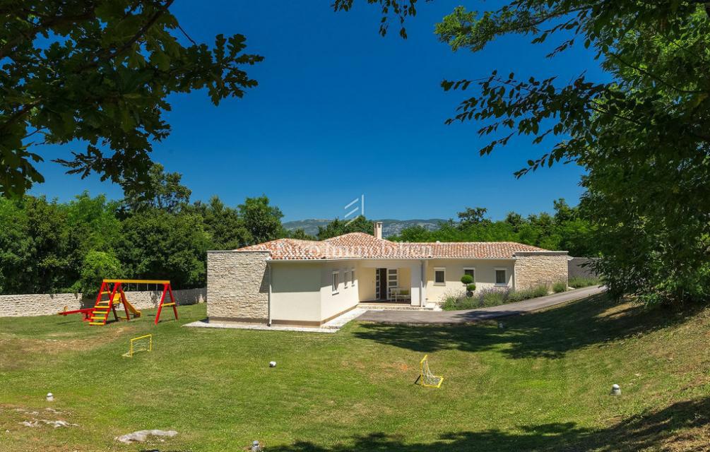 Istria - villa moderna con piscina e ampio giardino