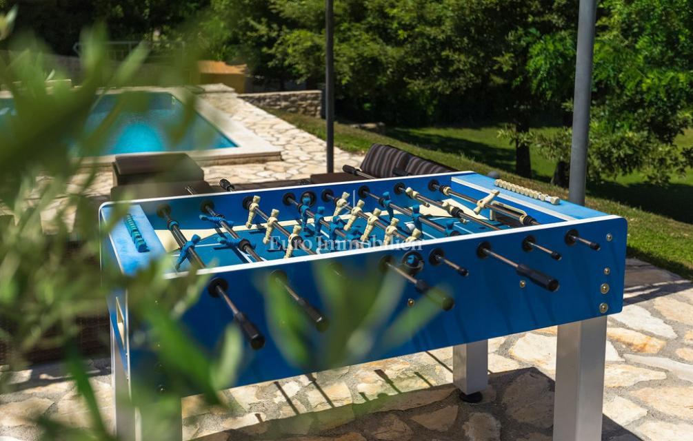 Istria - villa moderna con piscina e ampio giardino