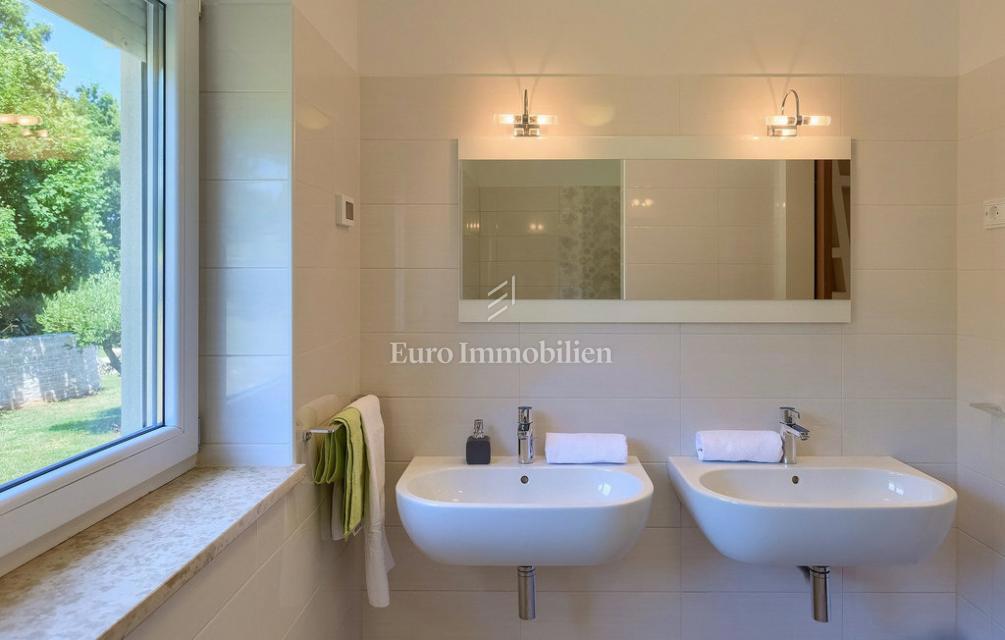 Istria - villa moderna con piscina e ampio giardino