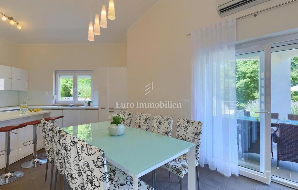 Istria - villa moderna con piscina e ampio giardino