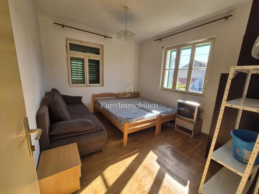 Murter - una casa con un grande cortile al centro, vicino al mare