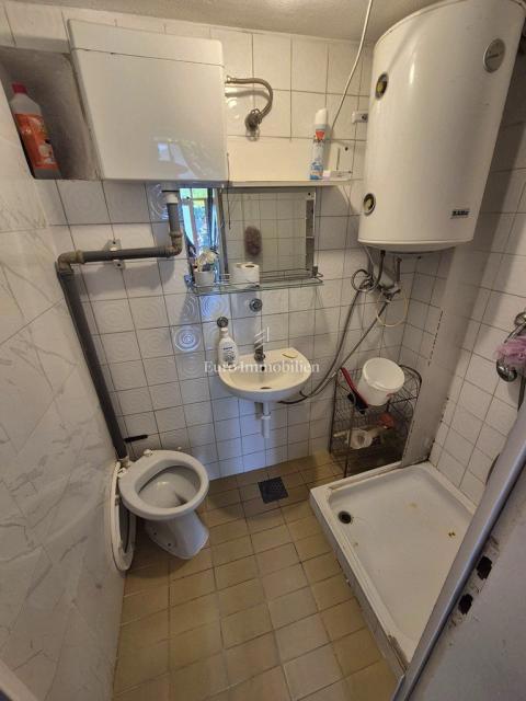 Murter - una casa con un grande cortile al centro, vicino al mare