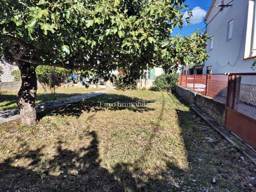 Murter - una casa con un grande cortile al centro, vicino al mare