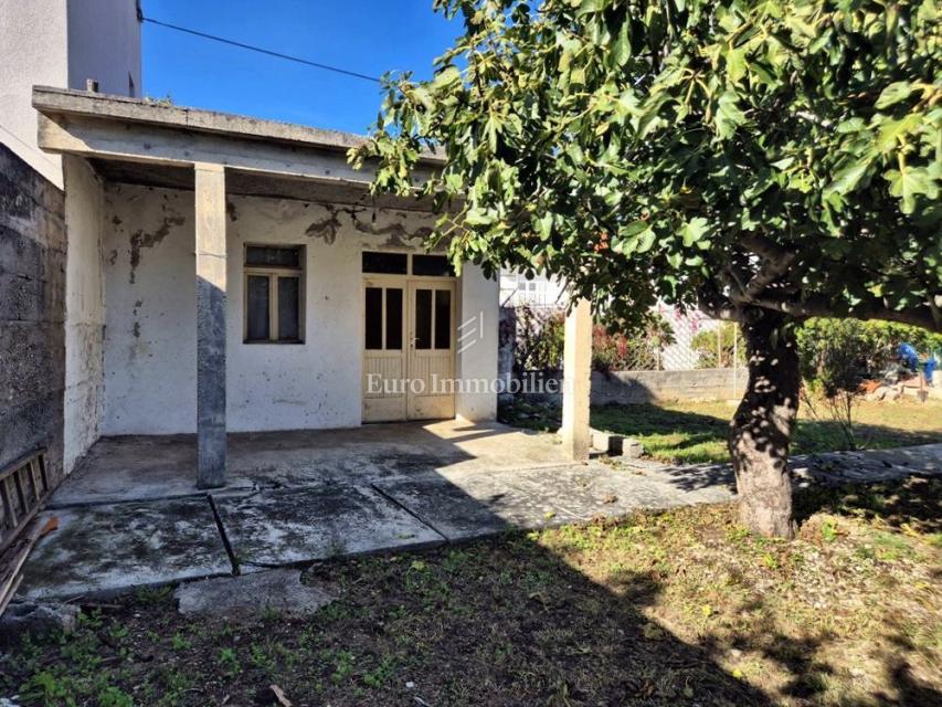 Murter - una casa con un grande cortile al centro, vicino al mare