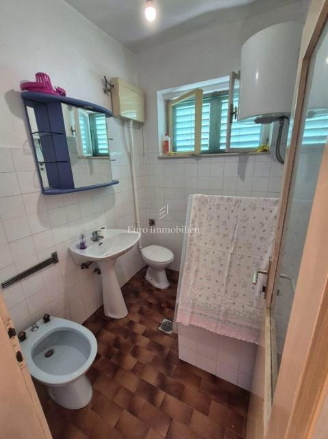 Murter - una casa con un grande cortile al centro, vicino al mare