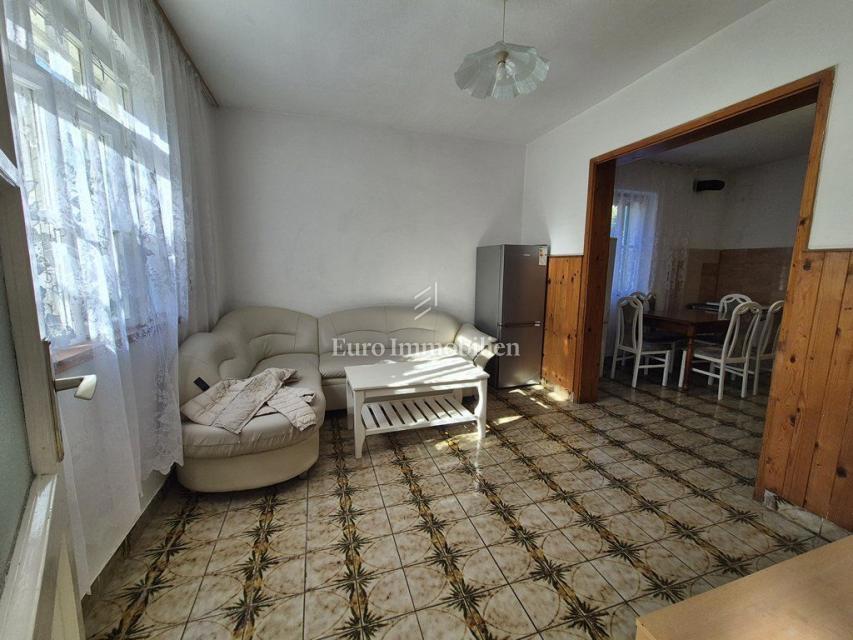 Murter - una casa con un grande cortile al centro, vicino al mare