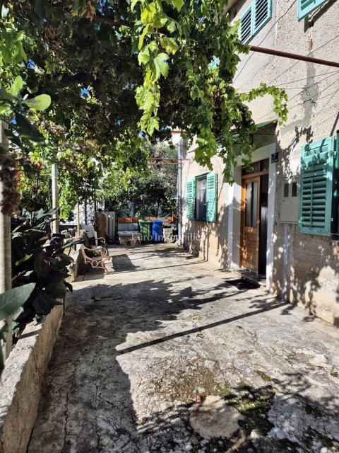 Murter - una casa con un grande cortile al centro, vicino al mare
