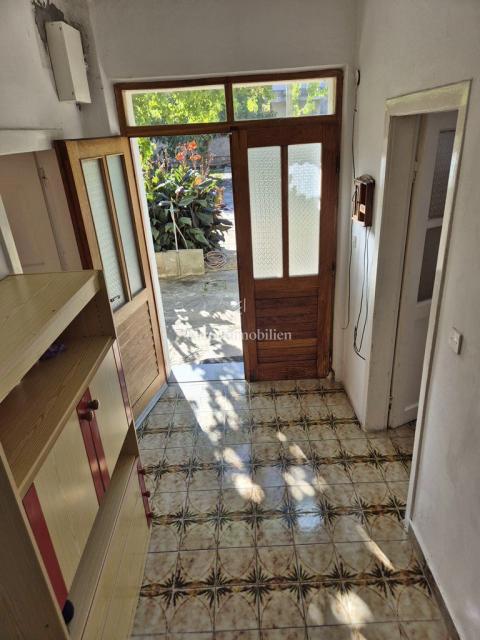 Murter - una casa con un grande cortile al centro, vicino al mare