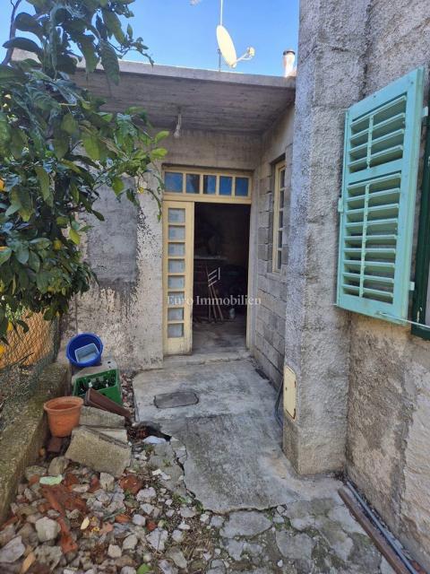 Murter - una casa con un grande cortile al centro, vicino al mare