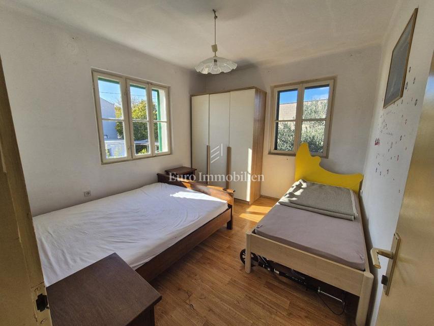 Murter - una casa con un grande cortile al centro, vicino al mare