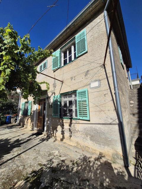 Murter - una casa con un grande cortile al centro, vicino al mare