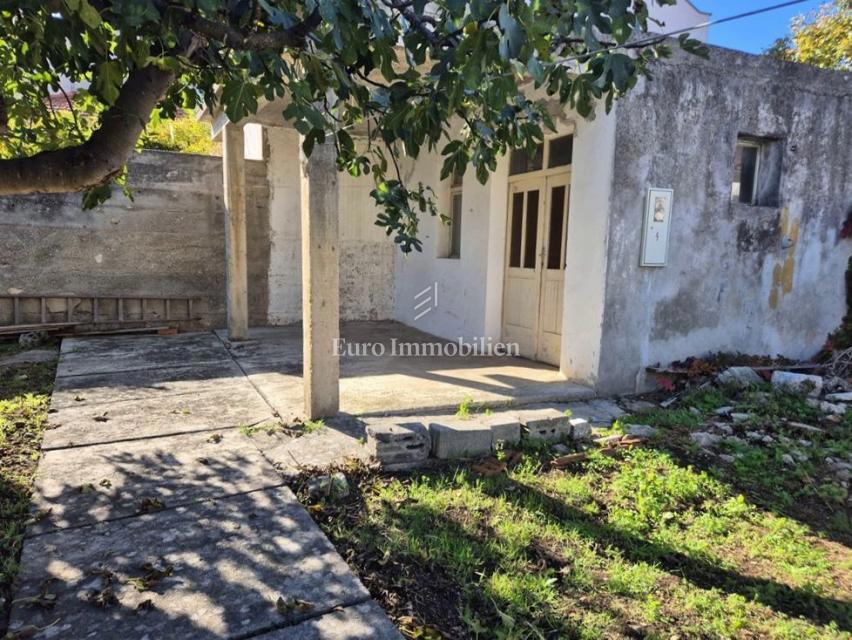 Murter - una casa con un grande cortile al centro, vicino al mare