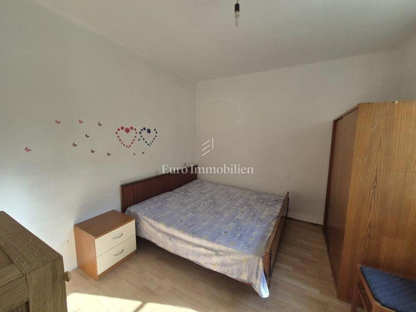 Murter - una casa con un grande cortile al centro, vicino al mare