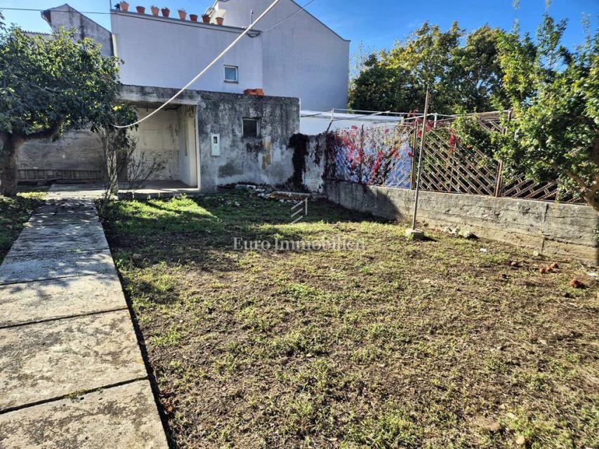 Murter - una casa con un grande cortile al centro, vicino al mare