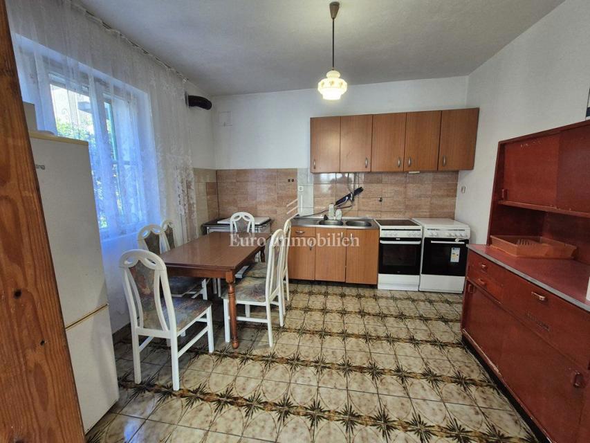 Murter - una casa con un grande cortile al centro, vicino al mare