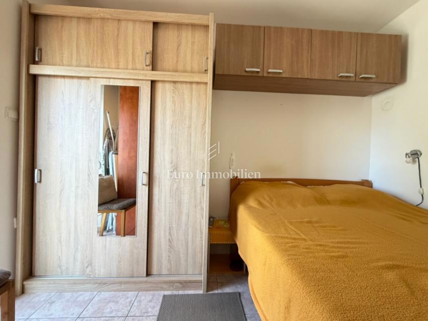 Novalja - 2 appartamenti in edificio con cortile in comune